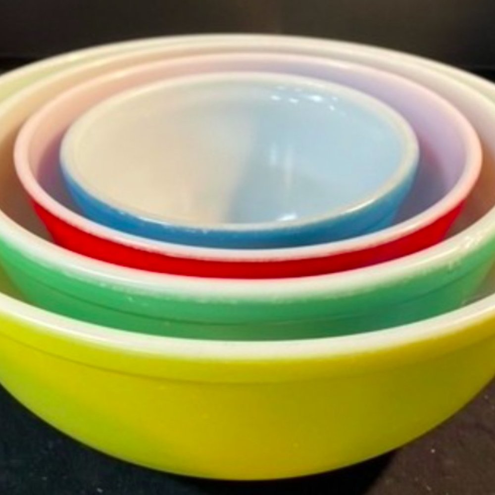 1947 Vintage Pyrex Primary colored mixing bowl set.